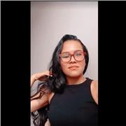 Profesora de inglès y español imparte clases a niños, niñas y adolescente